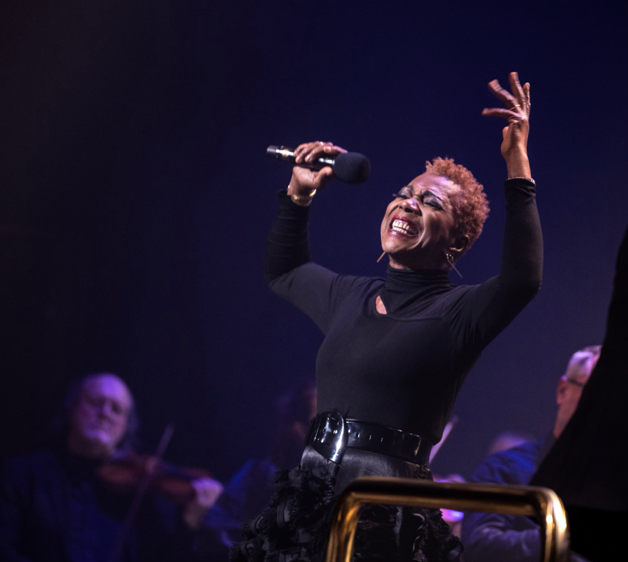 Singers Unlimited co-hosts Janis Siegel and Lezlie Harrison in